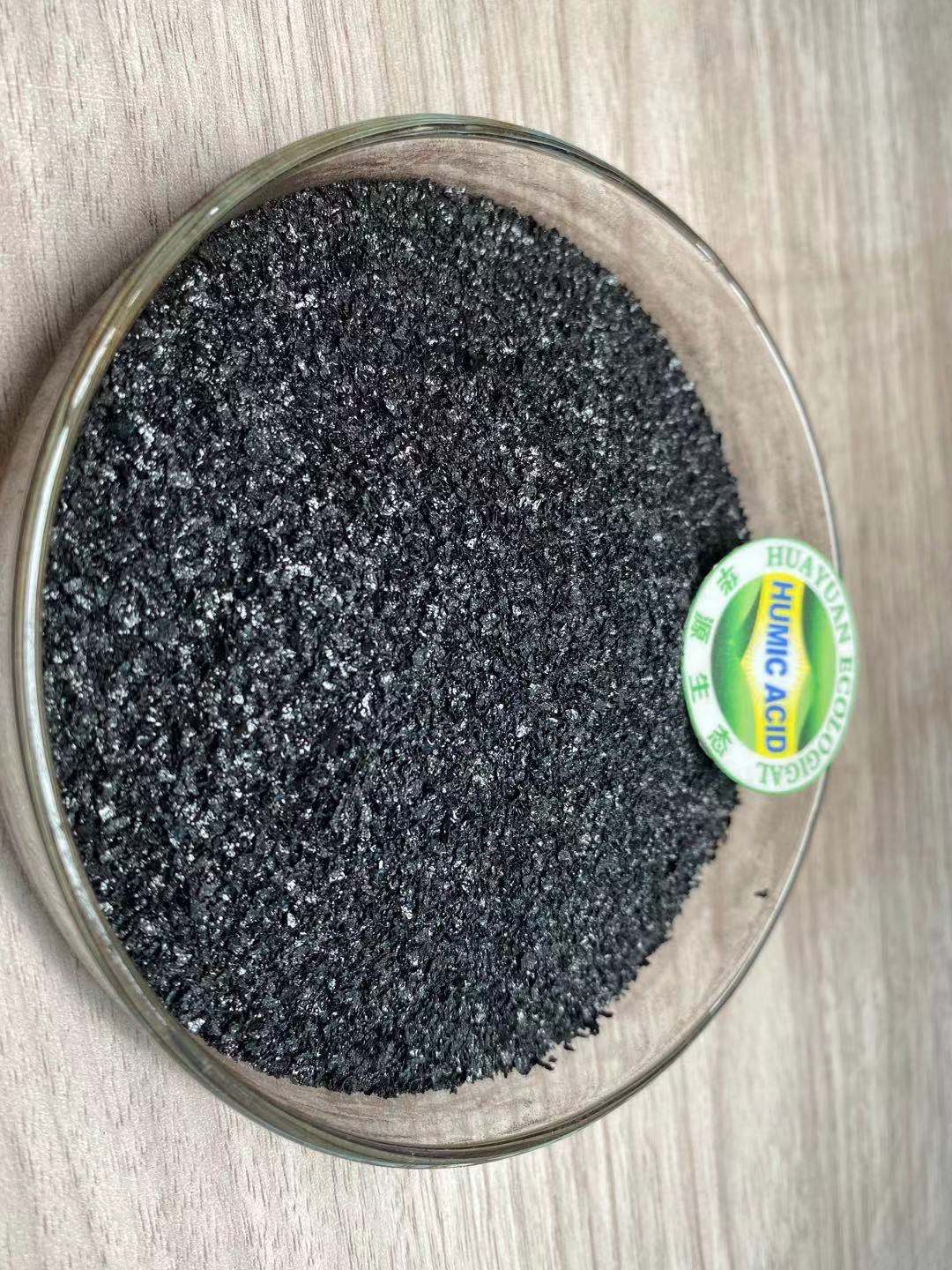 Flocos brilhantes de Humate de sódio.jpg